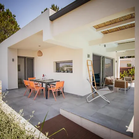 4 Roses Pool Villa *