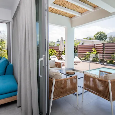 4 Roses Pool Villa *