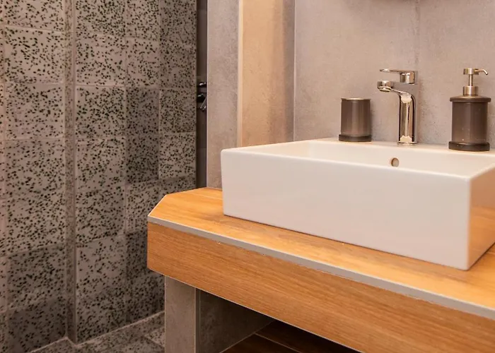 4 Roses Pool Litóchoron