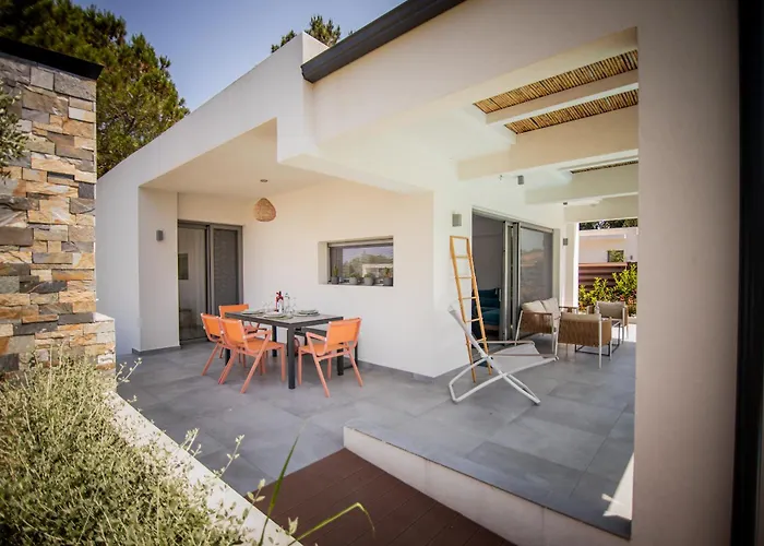 4 Roses Pool Villa *